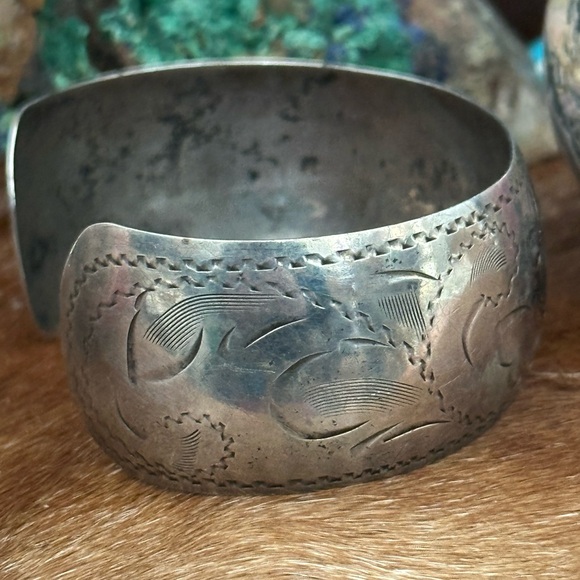 Vintage sterling silver etched cuff bracelet - Picture 6 of 9